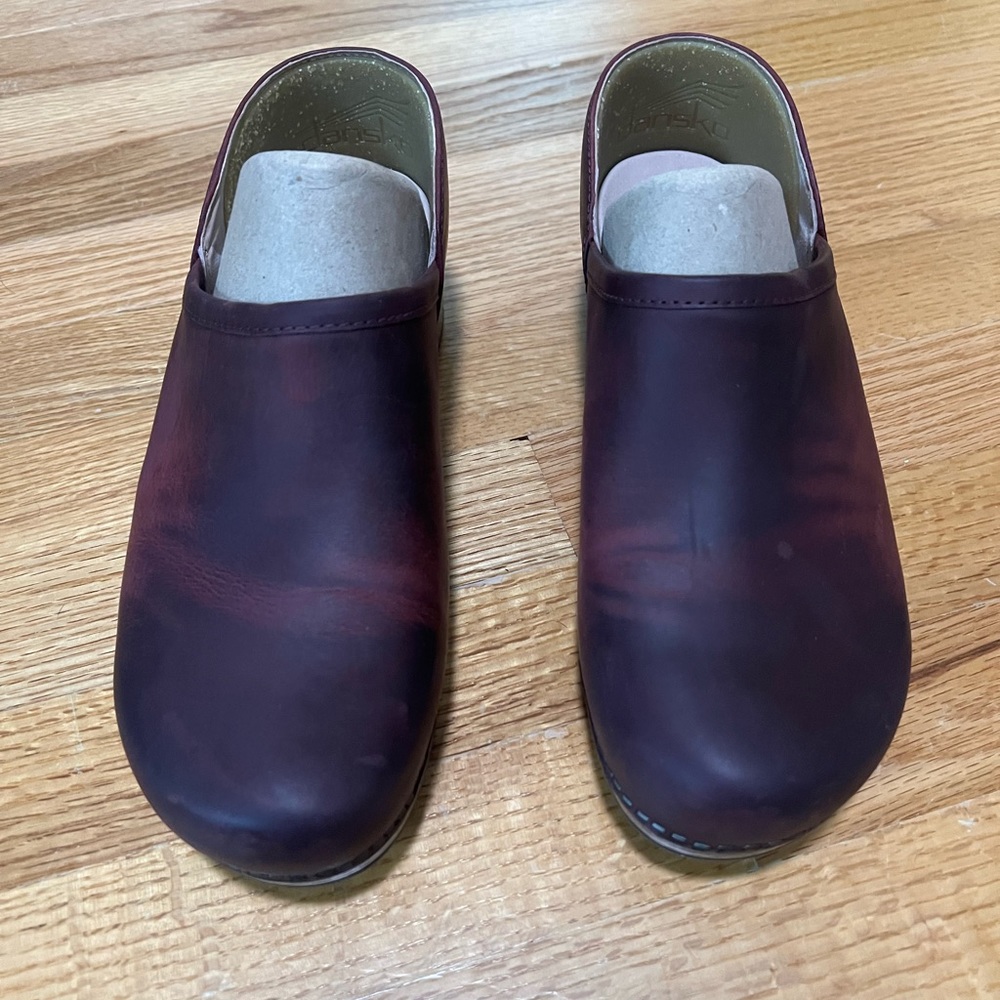 Brand new in box! Dansko Brenna Oiled Pull Up - Ruby size 40